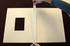 3. Une la ventana y la trasera en el lado largo de la parte interior con cinta de lino con adhesivo al agua. Cierra la carpeta mientras la cinta está húmeda. Recorta el exceso de cinta.