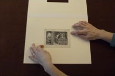 5. Coloca la obra sobre la trasera de la carpeta. Cierra la carpeta y comprueba la posición de la obra a través de la ventana.