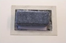 6. Sujeta la obra en su posición con papel secante y peso, de forma que puedas asegurar la obra a la trasera.