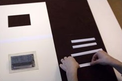 1. Corta y dobla cuatro tiras de papel.