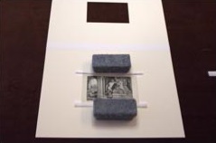 2. Coloca y sujeta con peso las tiras horizontales.