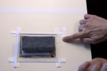 5. Asegura las tiras con cinta de papel o lino con adhesivo al agua.