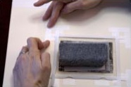 6. Pega las tiras y las lengüetas a la trasera con cinta de papel o lino con adhesivo al agua.
