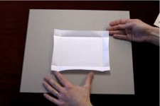 2. Desdobla el papel y retira la obra.