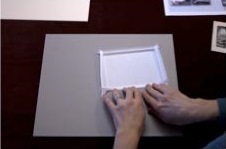 4. Haz dos dobleces a lo largo de cada borde en forma de acordeón.
