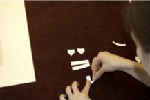 1. Corta y dobla cuatro tiras de papel de alta calidad en forma de esquinas.