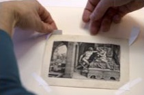 6. Desliza las esquinas superiores por la parte trasera de la obra.